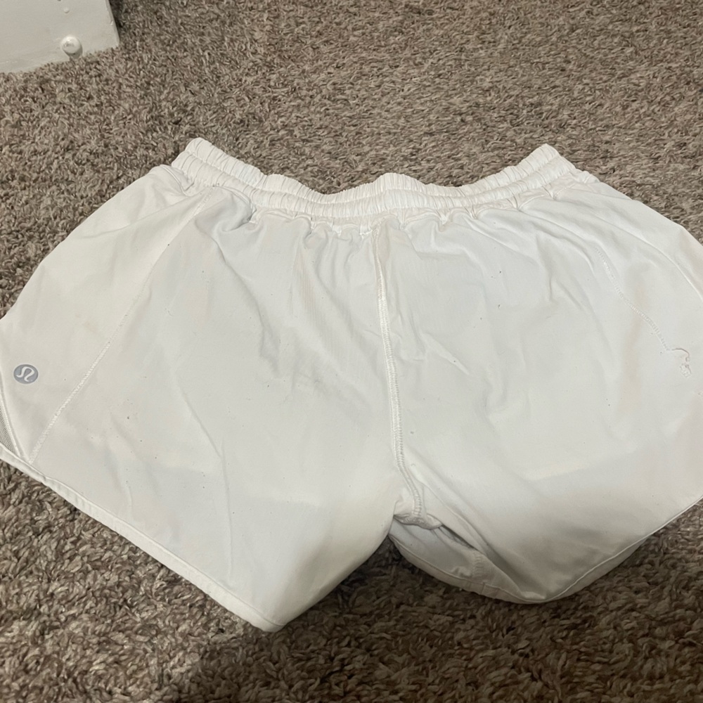 Lululemon Hotty Hot High-Rise Short 2.5" Size 6 Tall White